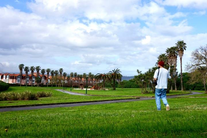 El parque, con una gran zona infantil.