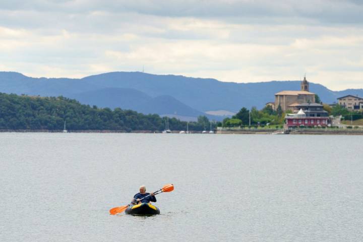 Un hombre navega con su kayak por el embalse del Parque Provincial de Landa