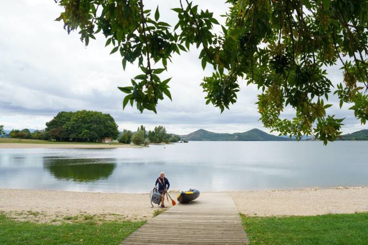 Un hombre baja de su kayak en el Parque Provincial de Landa