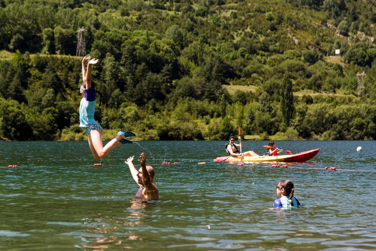 El embarcadero Suscalar es un lugar muy visitado por familias con niños. 