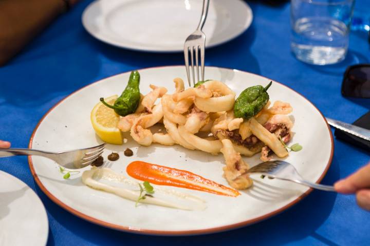 Ración de calamares a la andaluza con pimientos de padrón. 