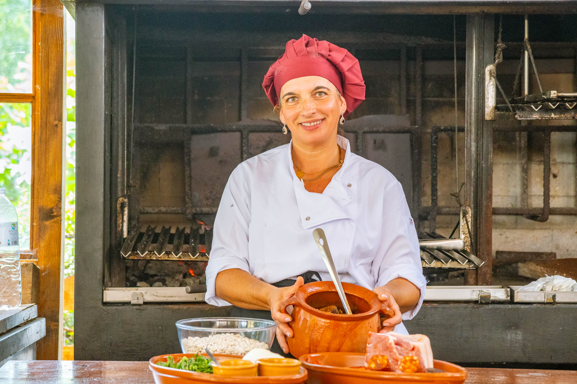Basi Gómez cocina al fuego casi todo el menú.