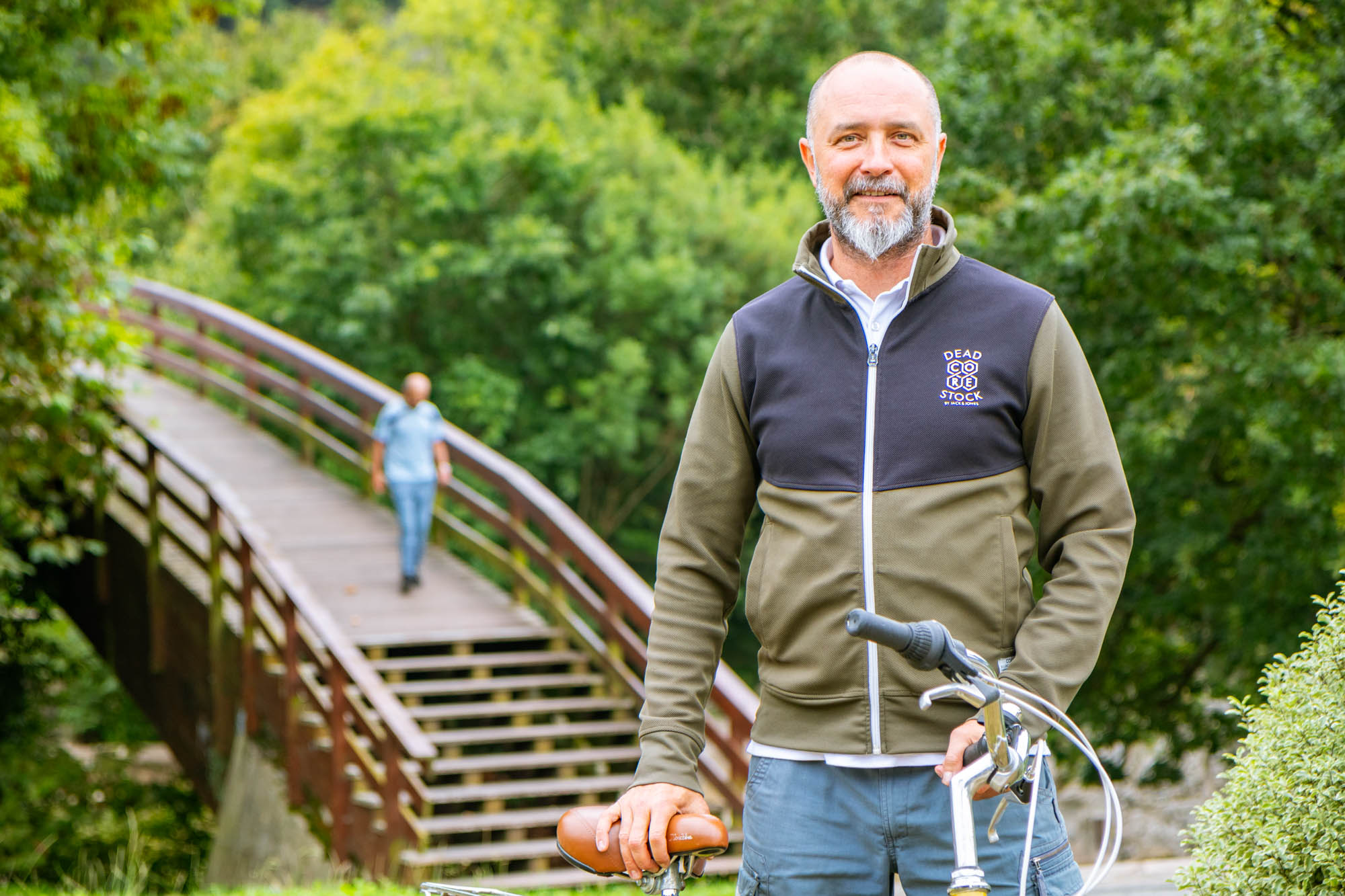 Juan Manuel Díez Arévalo, de Bicis del Pas, junto a la pasarela de madera del Pas.