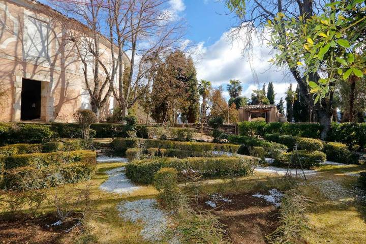 El jardín de la Real Fábrica de Paños aumenta el encanto del lugar.