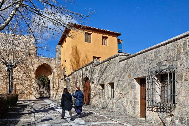 Calles empedradas y arcos dan paso a monumentos de otras épocas.