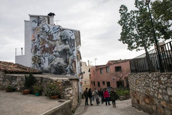 Los artistas PICHI & AVO cambiaron el soporte de las estatuas griegas para instalarlas en las fachadas de Fanzara.