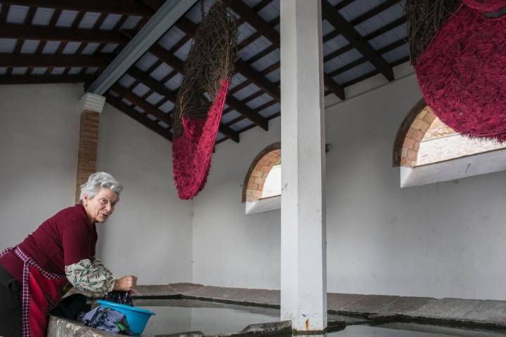 En este lavadero, aún activo, luce la instalación de la florista Foix Cervera.