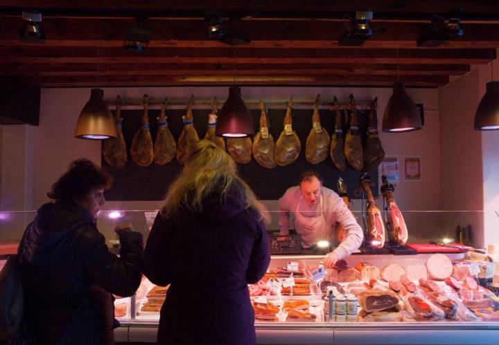 Mucha clientela local y turistas para comprar carne con el sello IGP.