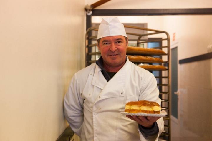 Fernando con su última creación, el rosco 'El Molino del Cubo'.