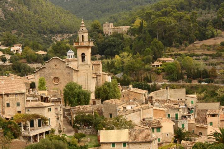 Una de las clásicas postales de Valldemosa es la que preside la iglesia de Sant Bartomeu, de origen gótico. Foto: Shutterstock.