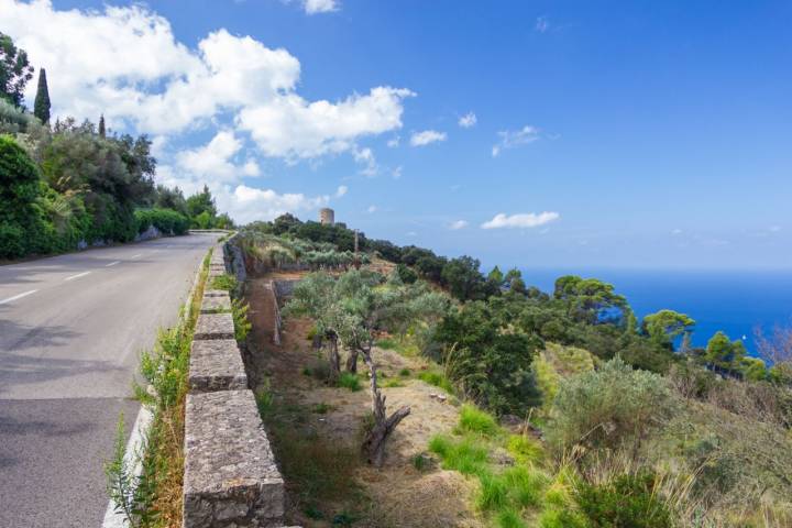 Por la Serra de Tramuntana se pueden ver numerosas antiguas torres de vigilancia y defensa. Foto: Shutterstock.