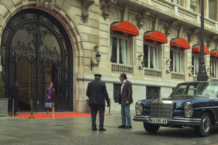 La emblemática puerta del Casino de Madrid. Foto: Txuca Pereira/Netflix.