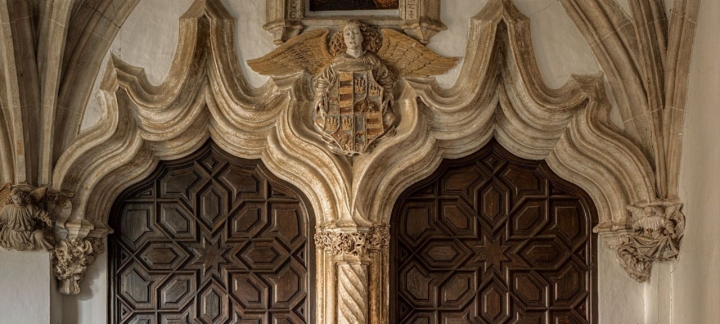 Detalle de una de las portadas del monasterio.