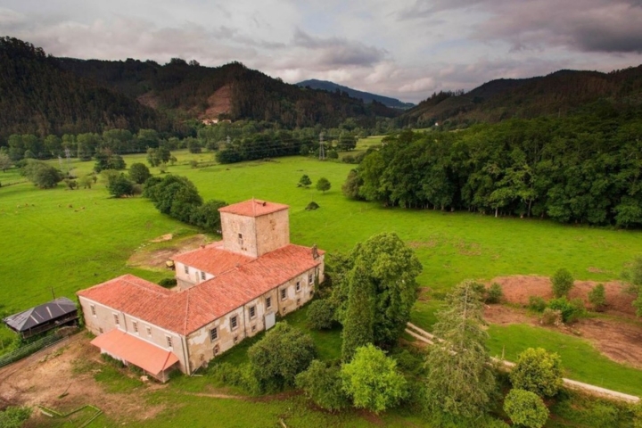 El Palacio y la Torre de Arango. Foto: Pravia Turismo