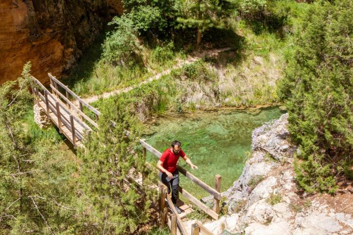 Un hombre cruzando uno de los puentes que cruzan el río Ebrón