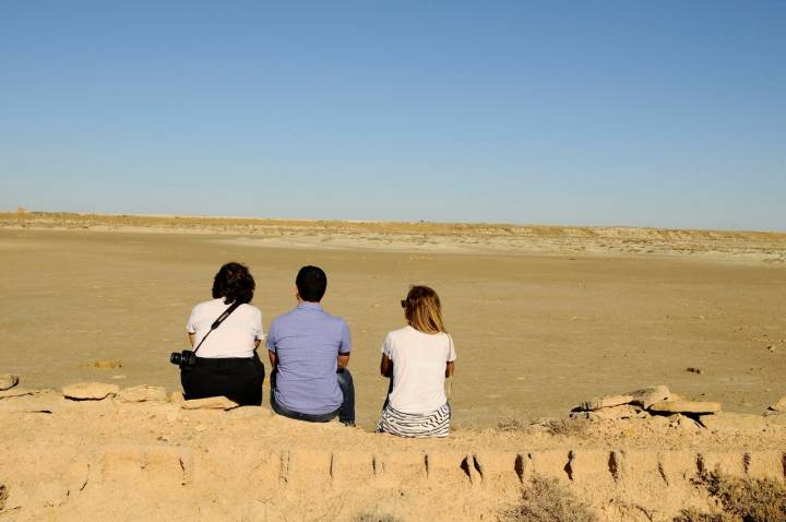 Las saladas de Bujaraloz-Sástago parecen un lago sin agua, un paisaje lunar en el que se graban muchos anuncios y videoclips.