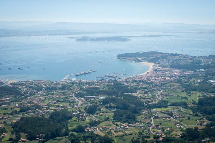 Las bateas de mejillón salpican la ría de Arousa.