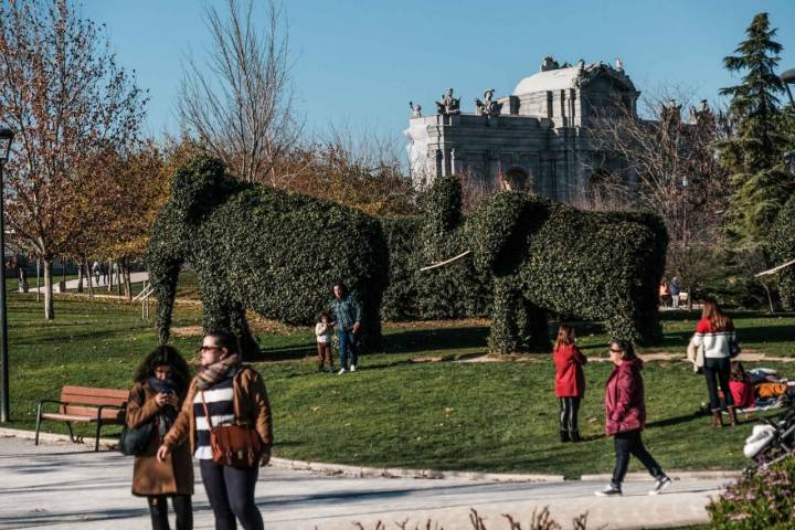 Elefantes en arbustos con Puerta de Alcalá al fondo