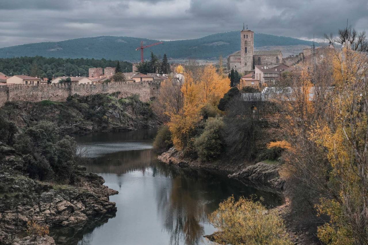 El río y la villa seducen al viajero ya en la distancia.