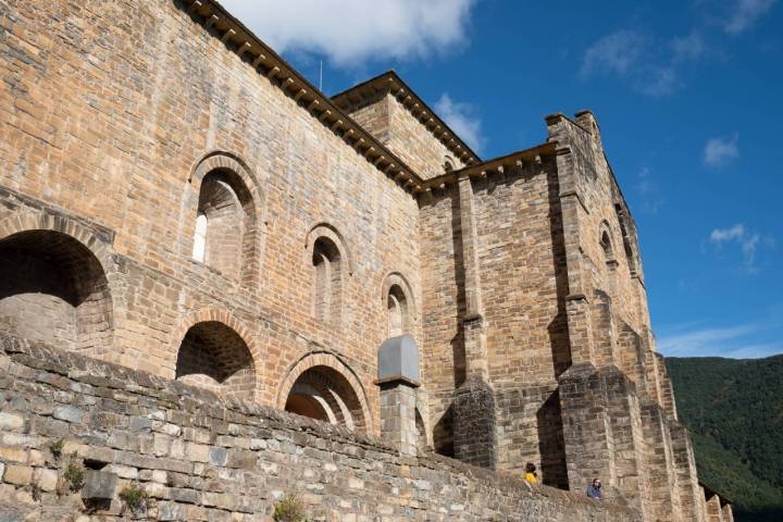 Monasterio de San Pedro de Siresa, una parada imperdible.