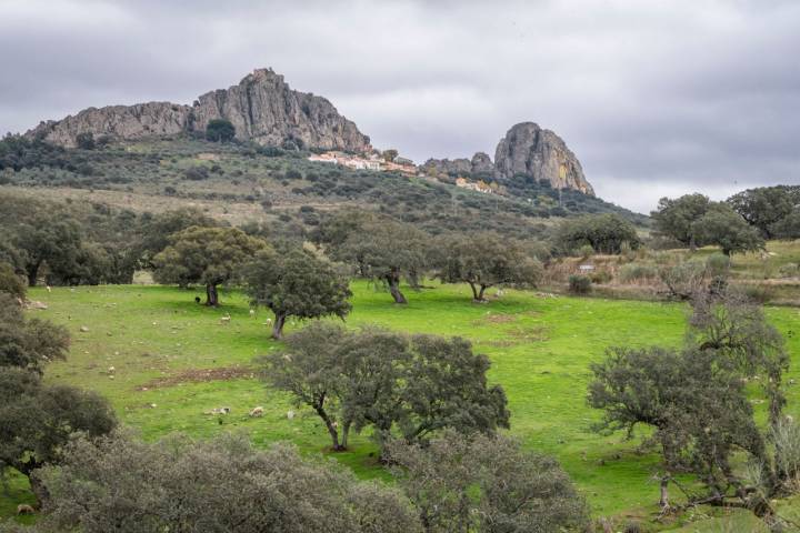 Cabañas del Castilo entre dehesas.