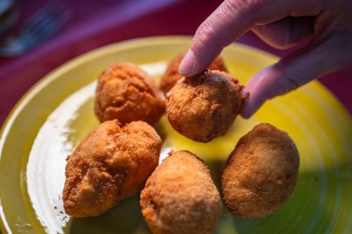 Croquetas de jamón y setas.