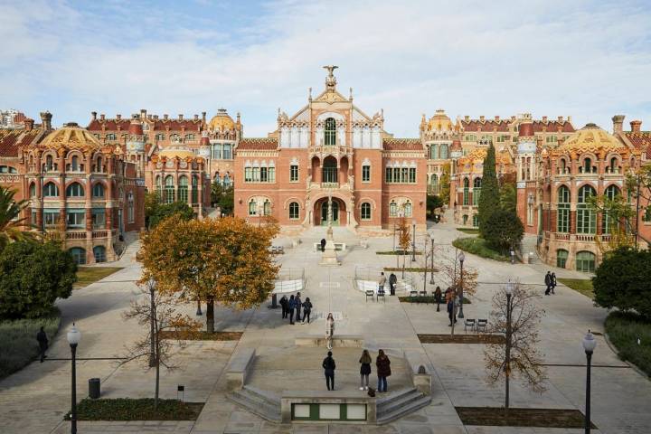 El patio del Recinto Sant Pau, todo geometría y colorido.