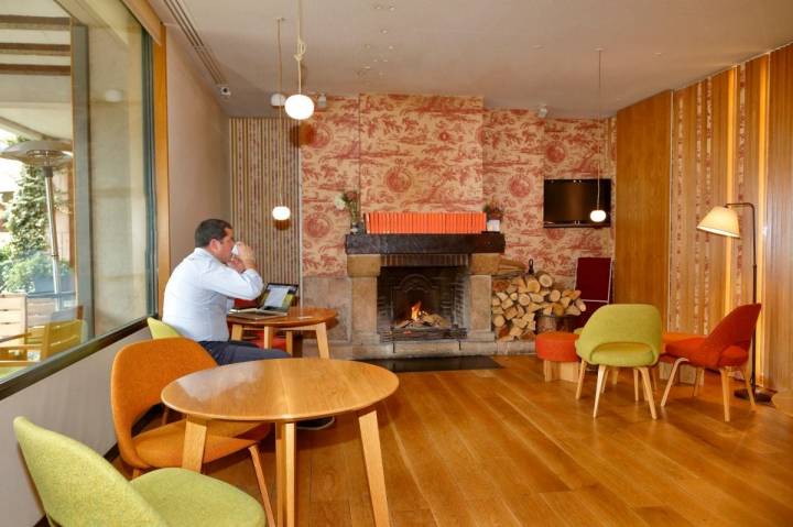 En la zona de la chimenea se conservan los tapices 'Toile de Jouy', tan del gusto francés.