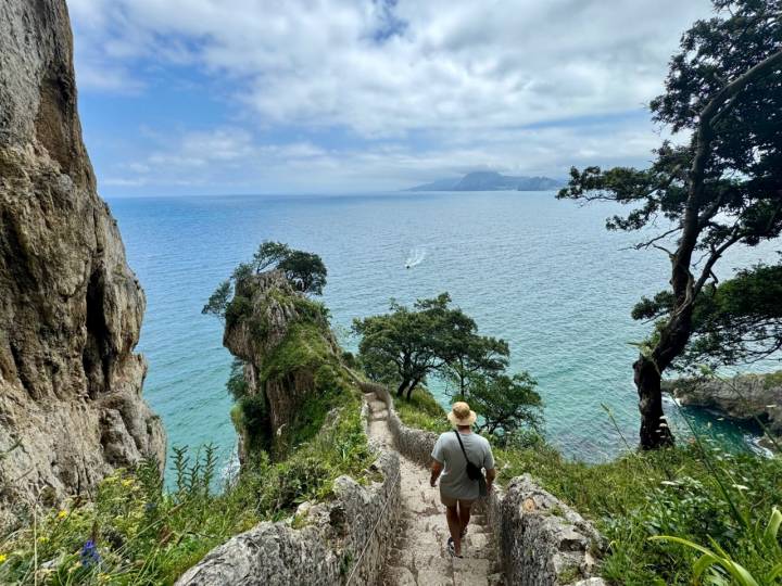 Escalera que conduce al Faro del Caballo en Santoña