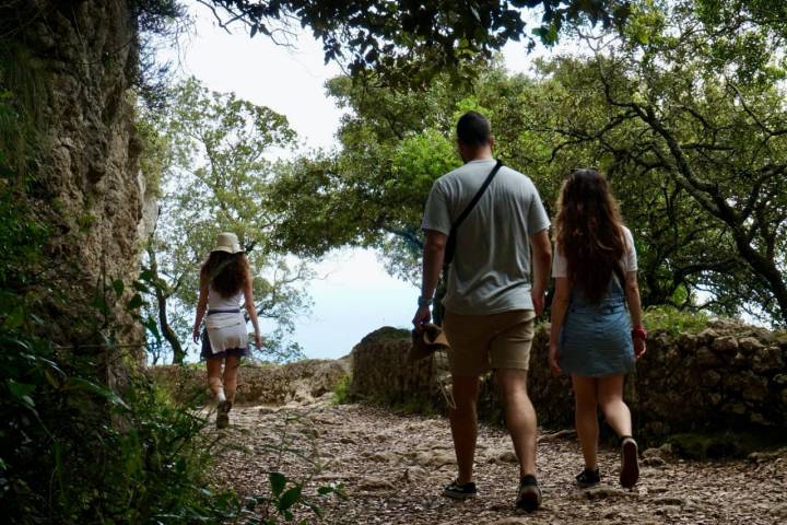 Senderistas por el Monte Buciero