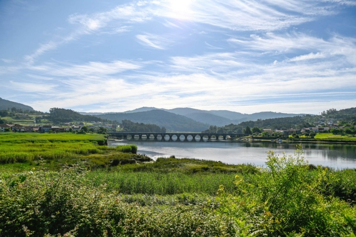 Ponte Nafonso, un impresionante puente medieval con 20 arcos que cruza la desembocadura del río Tambre.