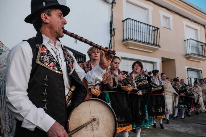 Al son del tamboril se desarrollan los dos días de fiesta en Acehúche.