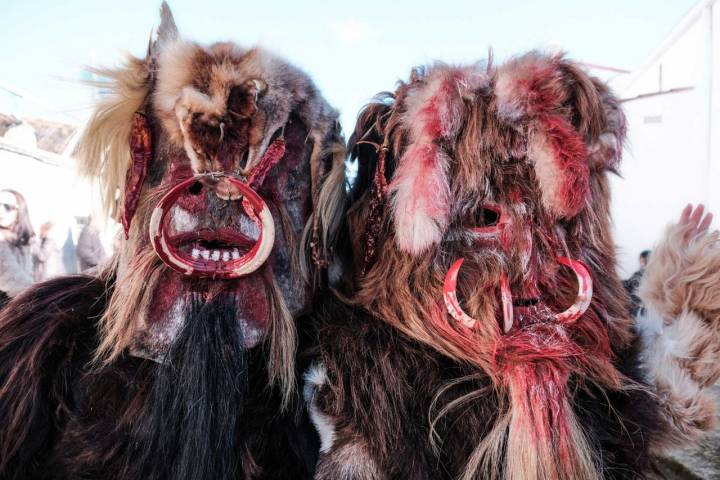 El traje de estos personajes se monta con seis pieles de animales y una máscara.