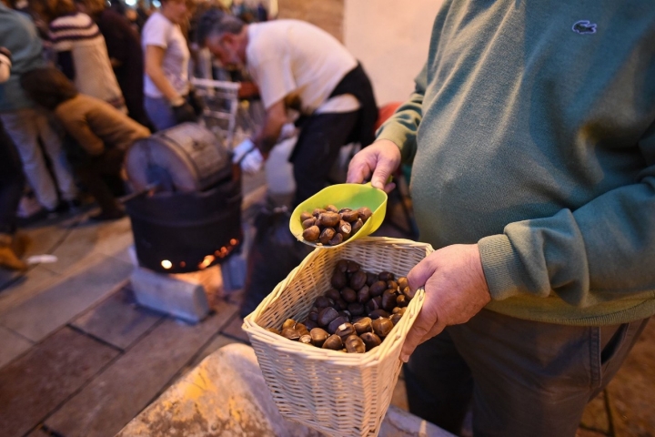 El Amagüestu asturiano reúne a familias y vecinos en torno a las castañas asadas.