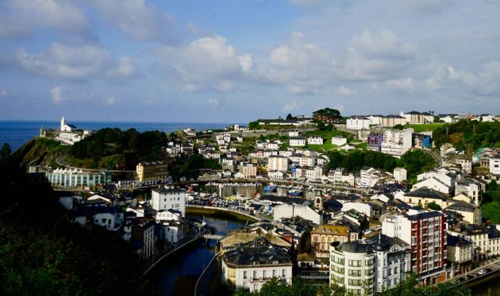 Luarca vista desde el mirador de El Chano, en Asturias.