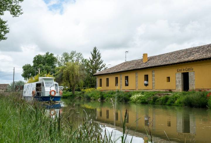 Barco navegando el Canal de Castilla por Frómista (Palencia)