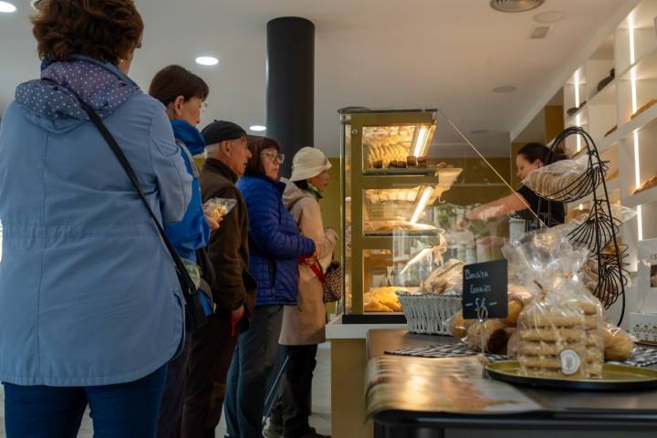 Fila de clientes en Panadería Salazar en Frómista (Palencia)