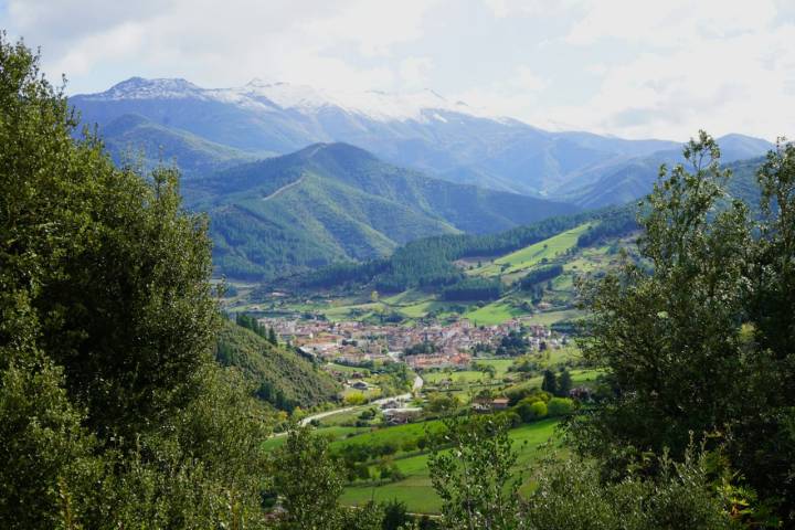 Potes desde el monte donde se encuentra la iglesia de San Miguel.