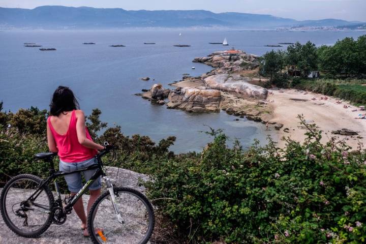 En cualquier alto del camino de la Isla de Arousa, las playas y el faro se perfilan sobre la ría, repleta de bateas. Foto: Hugo Palotto.