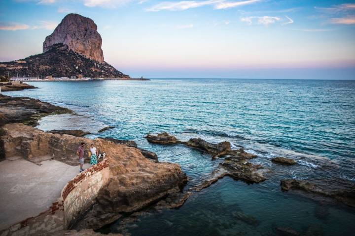 Paseo y baños de la reina al atardecer. Calpe