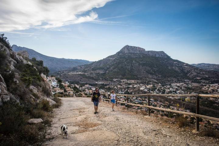 Subiendo hacia el mirador del Morro Toix, en Calpe, Alicante.