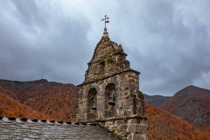 Campanario de la iglesia parroquial de Santa María en Monesteriu d’Ermu.