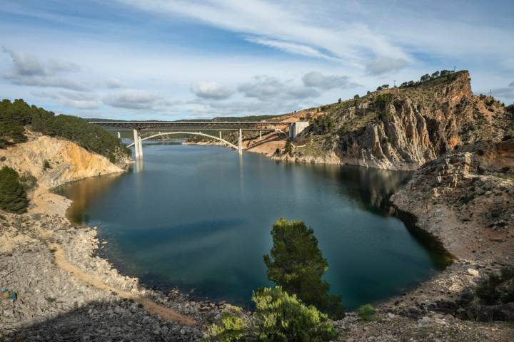 Viaducto sobre el embalse de Contreras