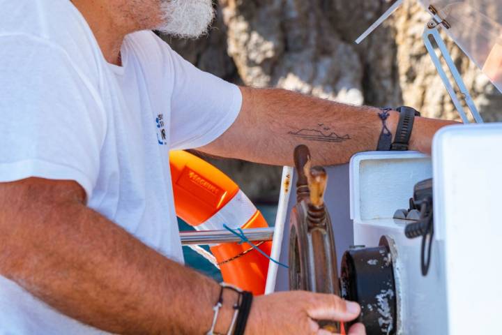 Tatuaje con la silueta de las Islas Medas en el brazo del patrón Quim Farró