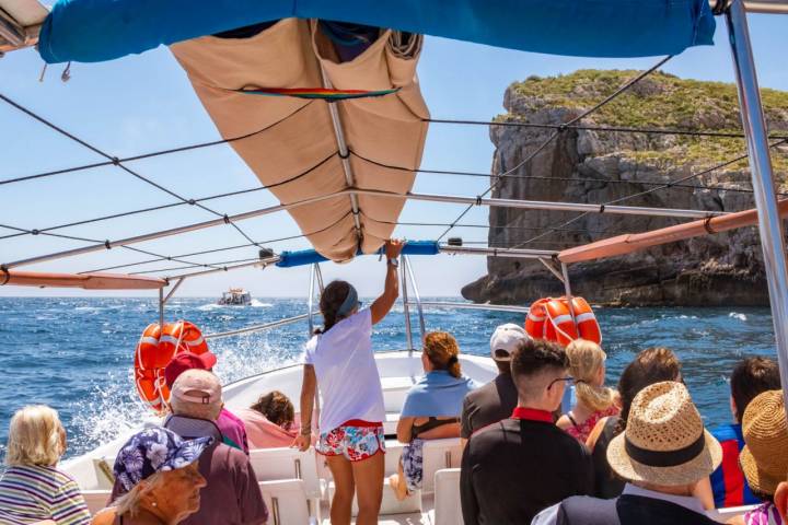 La barca Núria va bordeando las Islas Medas