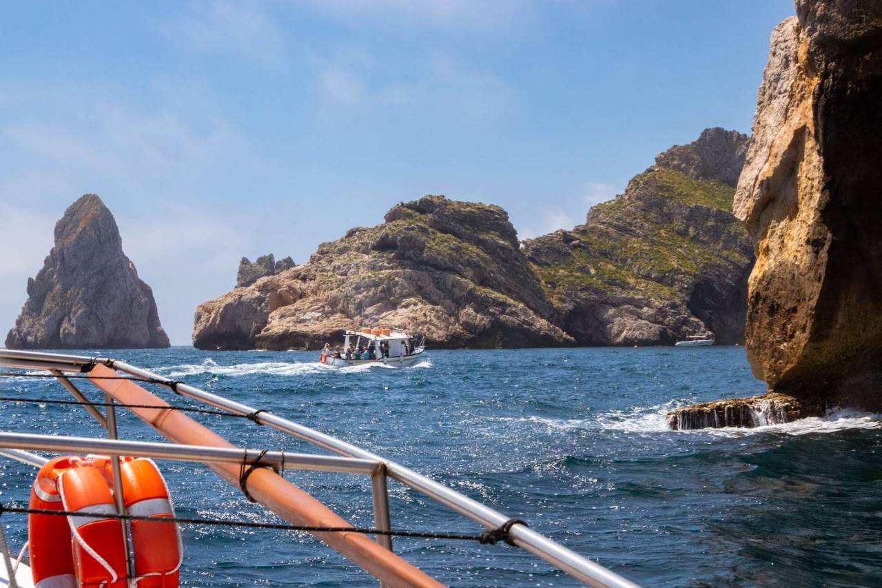 Navegando en la barca Núria alrededor del archipiélago prohibido 