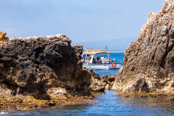 Una barca turística en las Islas Medas