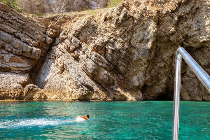 Un visitante bañándose en la costa de Montgrí