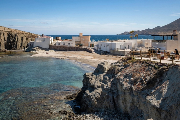 La Playilla, con las mesas del restaurante La Ola a la derecha.  