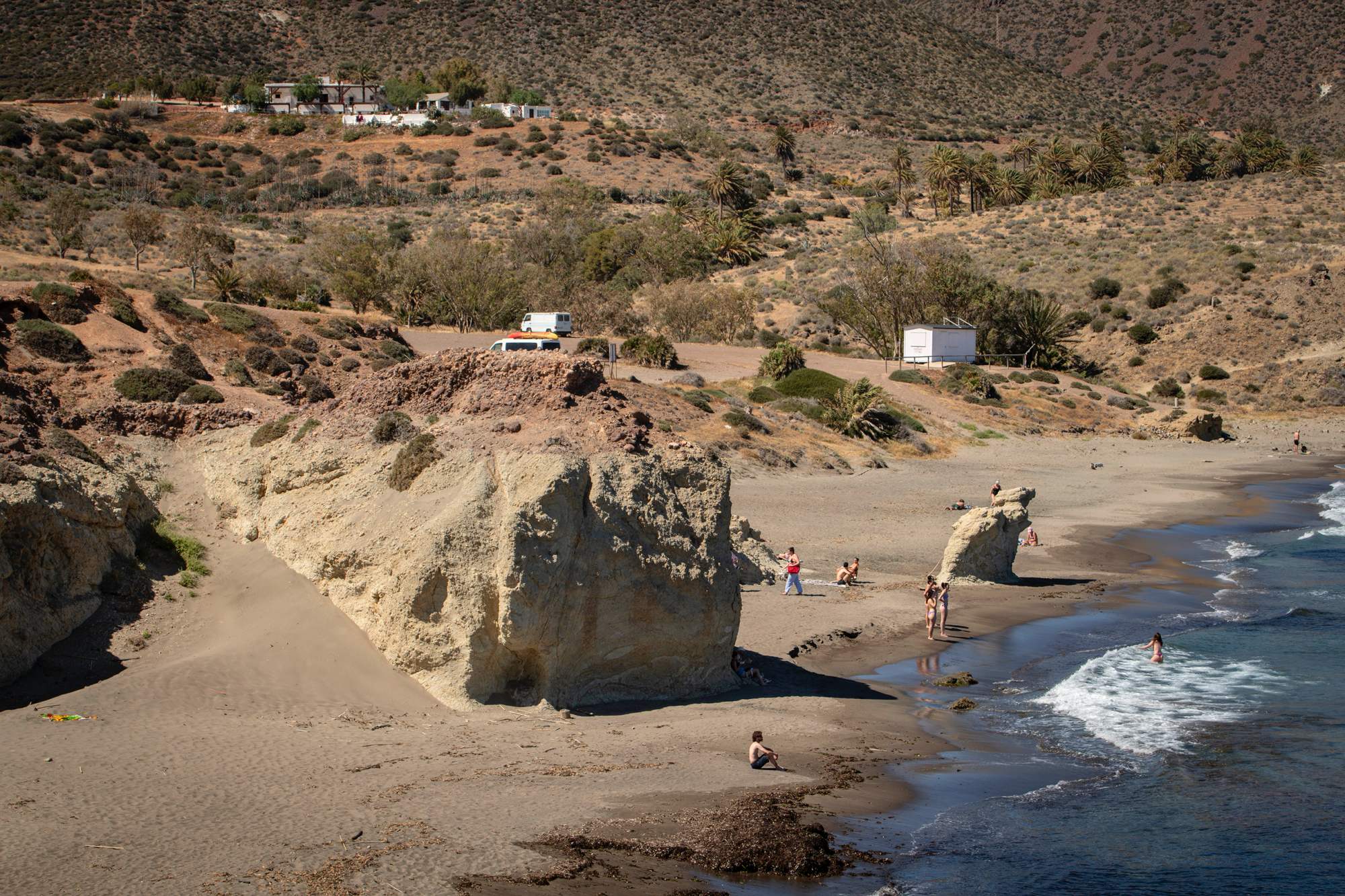 La Playa del Peñón Blanco. Al fondo el hotel La Loma.